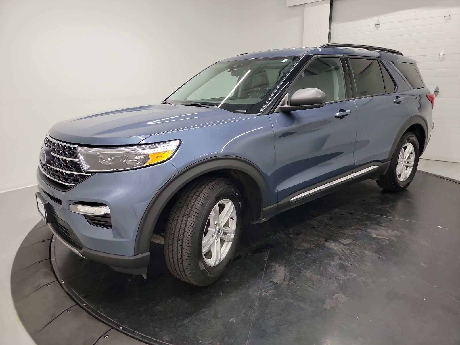 Used 2021 Ford Explorer XLT w/ Equipment Group 202A AWD/4WD image 3
