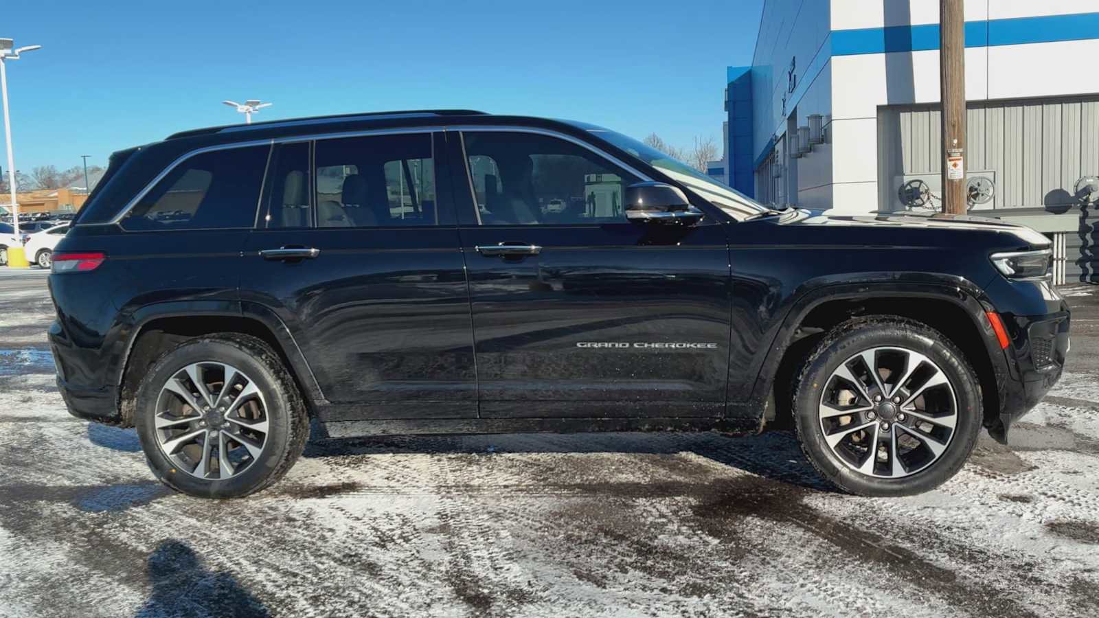 Used 2023 Jeep Grand Cherokee Overland w/ Advanced Protech Group III image 9