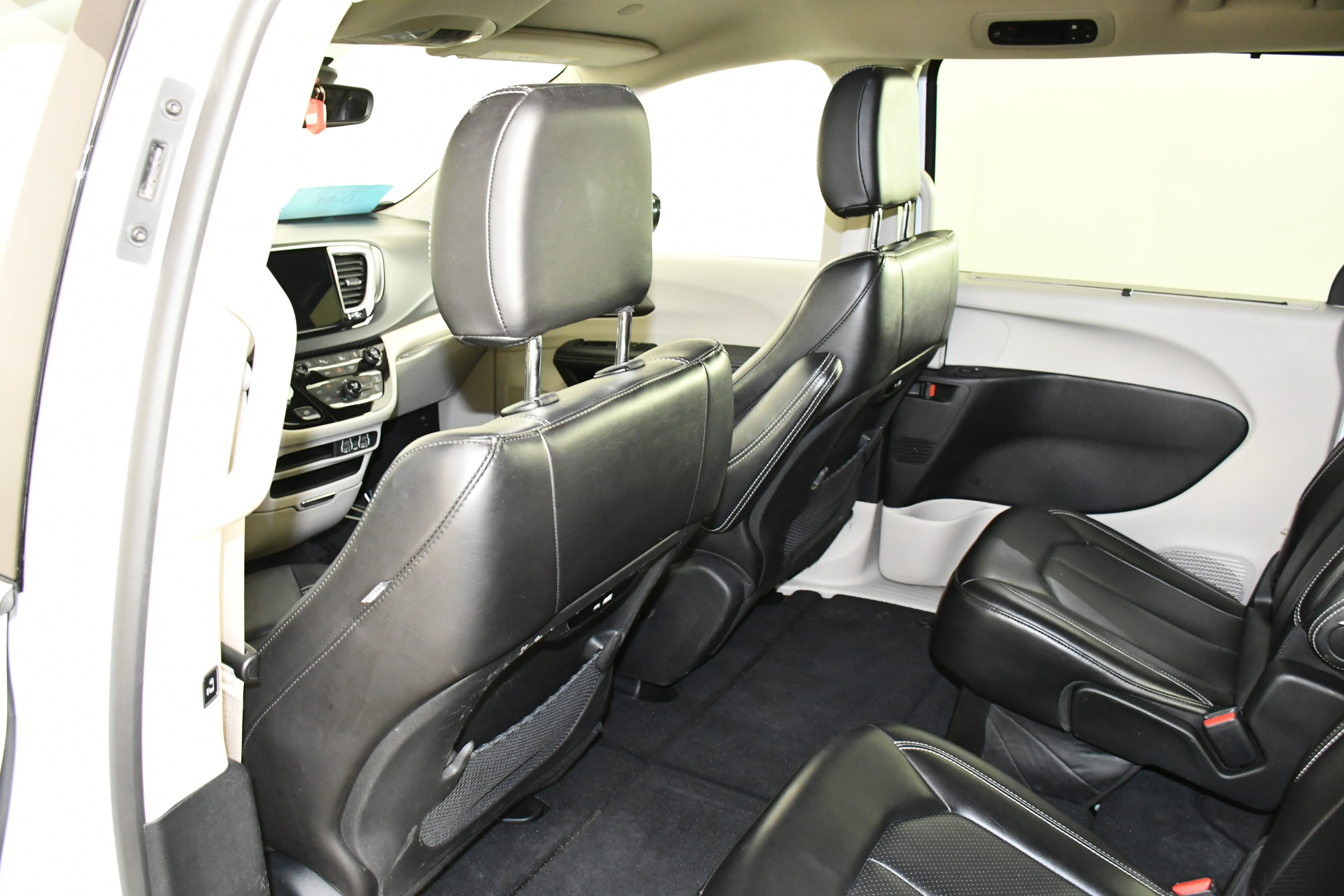 Used 2024 Chrysler Pacifica Touring-L image 45