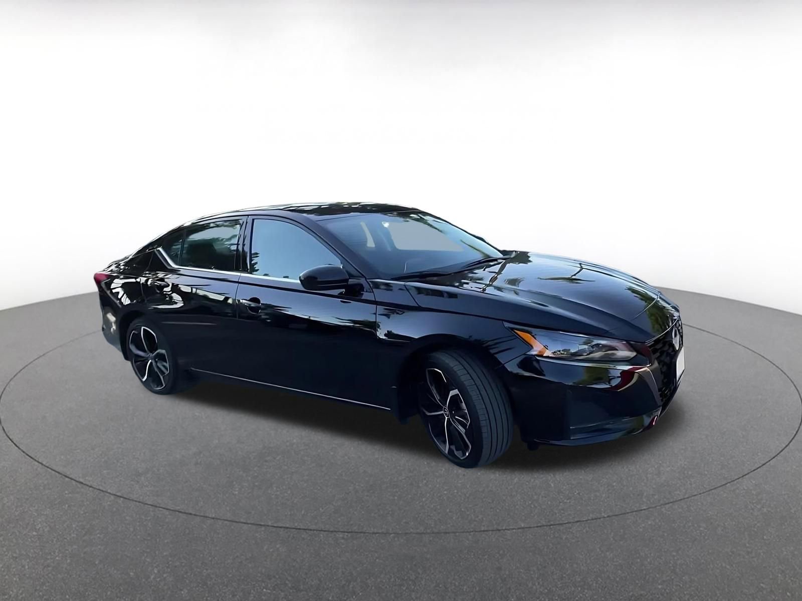 Used 2025 Nissan Altima 2.5 SR image 2