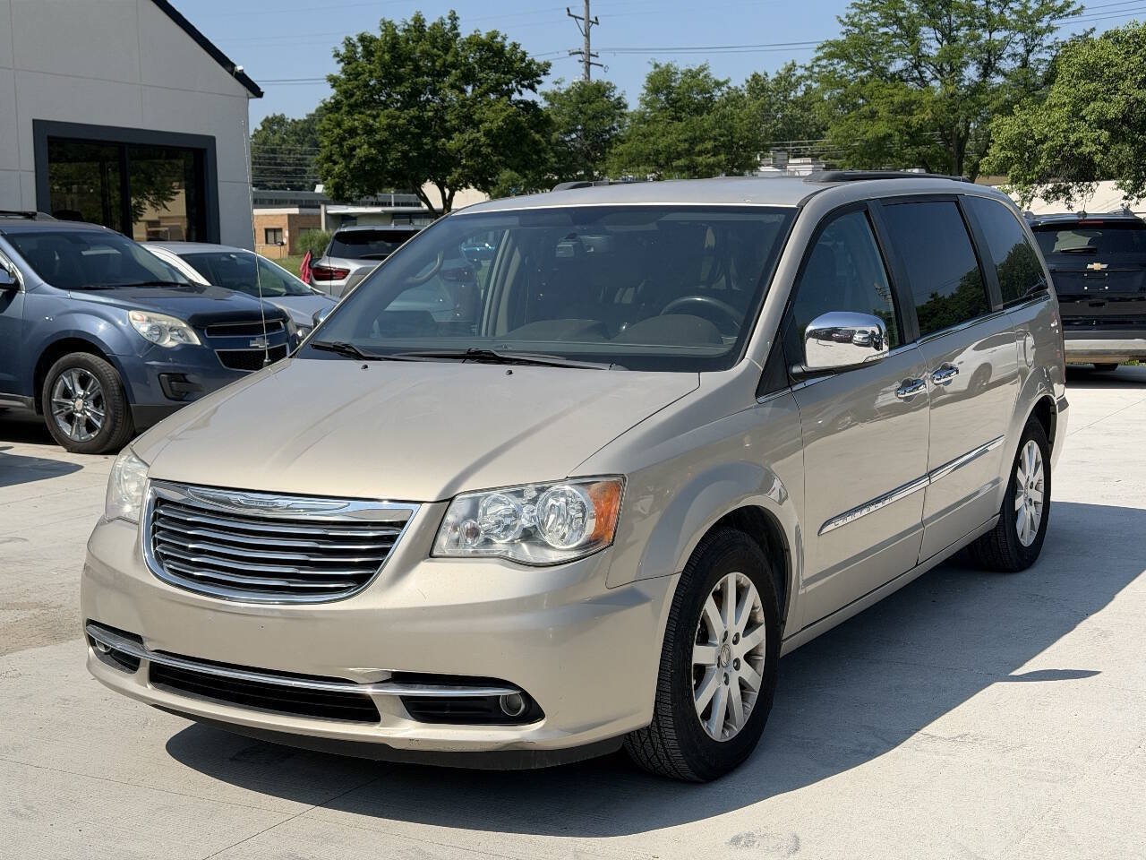 Used 2012 Chrysler Town & Country Touring-L w/ Entertainment Group #2 FWD image 2