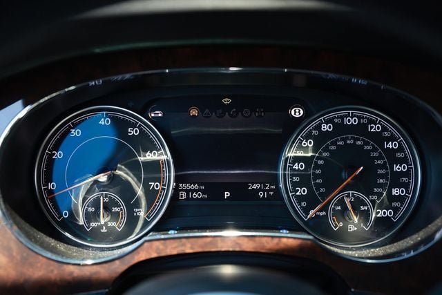 Used 2018 Bentley Bentayga AWD/4WD image 38