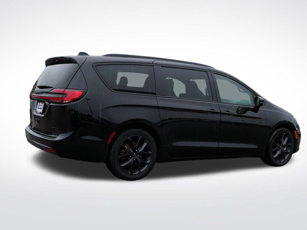 Used 2025 Chrysler Pacifica Limited FWD image 3