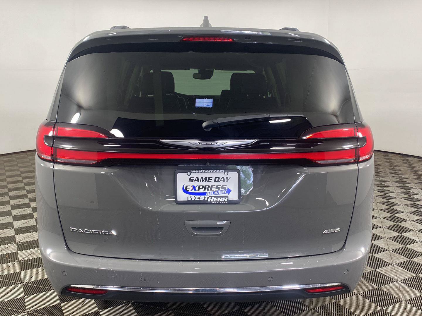 Used 2021 Chrysler Pacifica Touring-L w/ Uconnect Theater Family Group AWD/4WD image 8