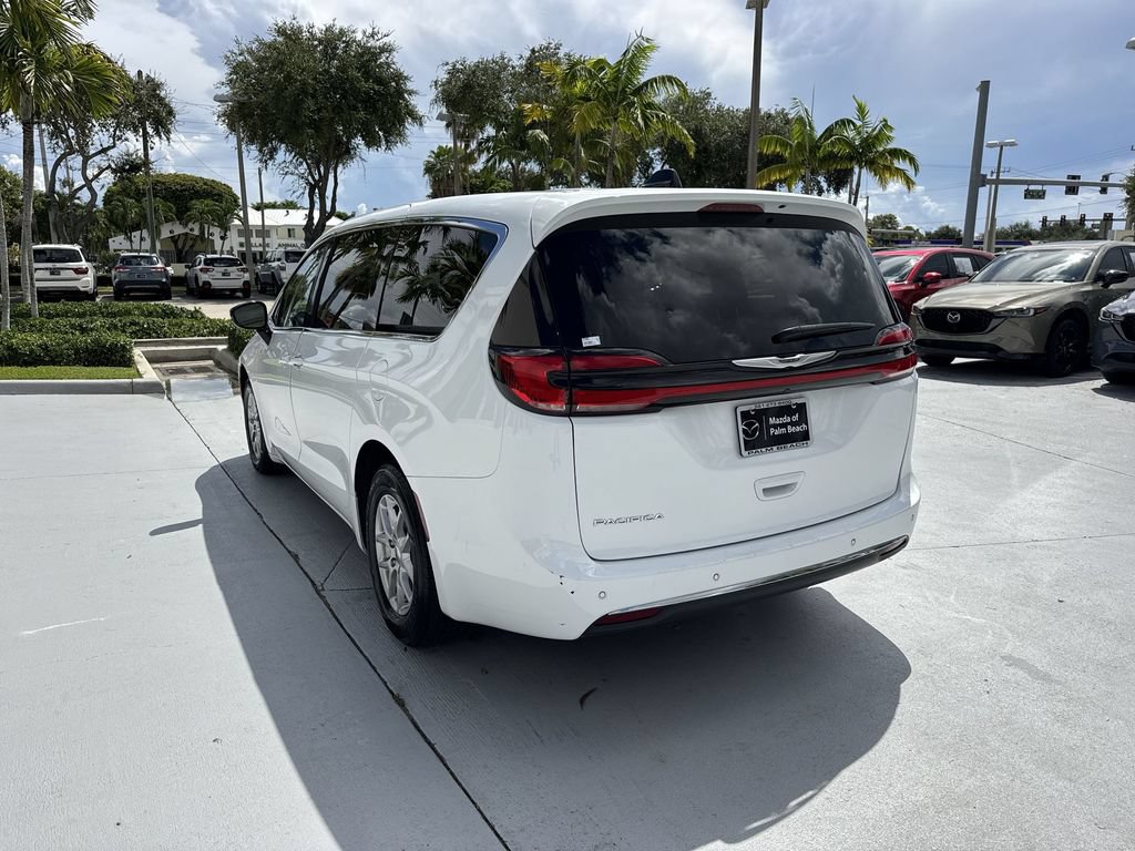 Used 2024 Chrysler Pacifica Touring-L FWD image 13