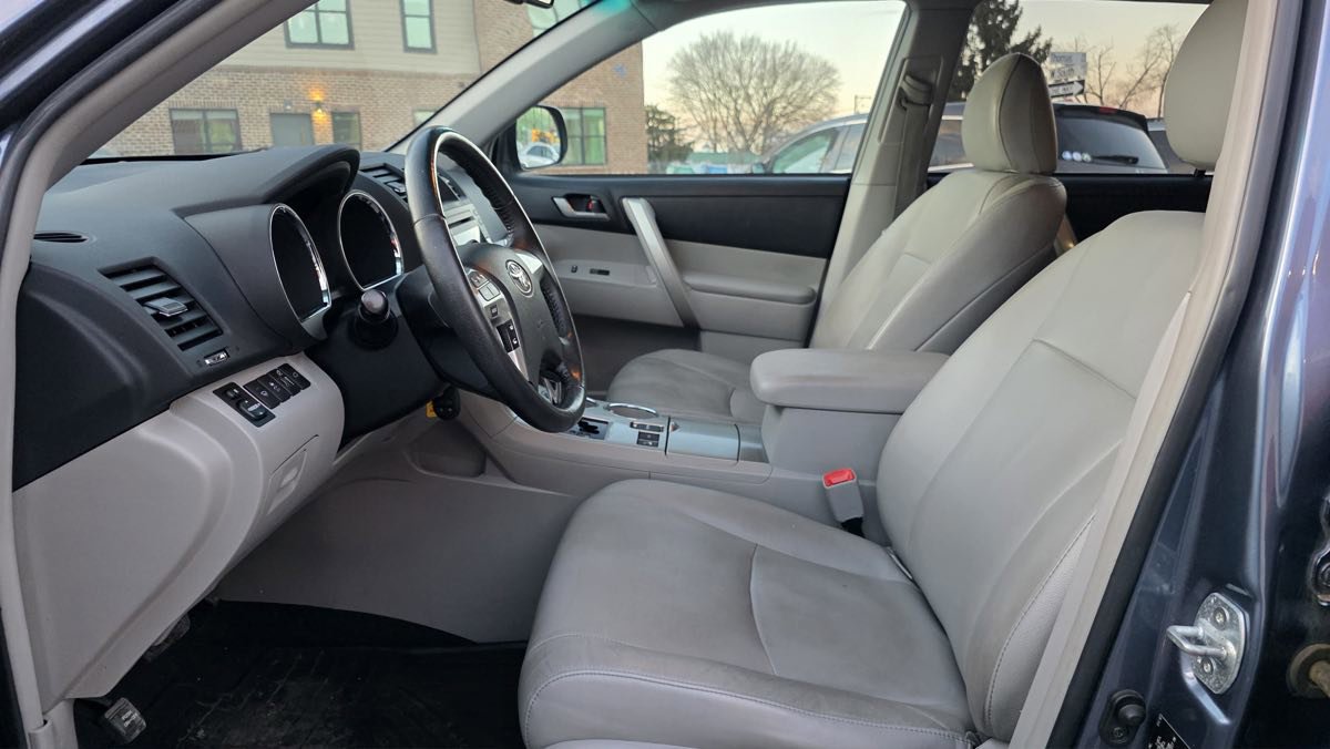 Used 2012 Toyota Highlander SE w/ Tow Pkg image 9