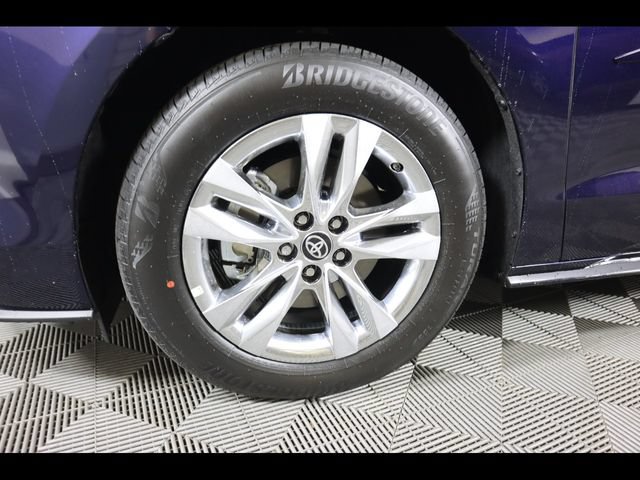 Used 2025 Toyota Sienna Limited AWD/4WD image 32