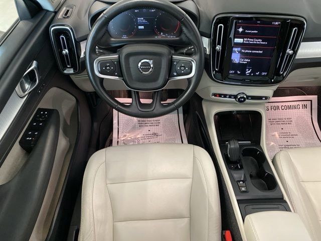 Used 2021 Volvo XC40 T5 Momentum image 2
