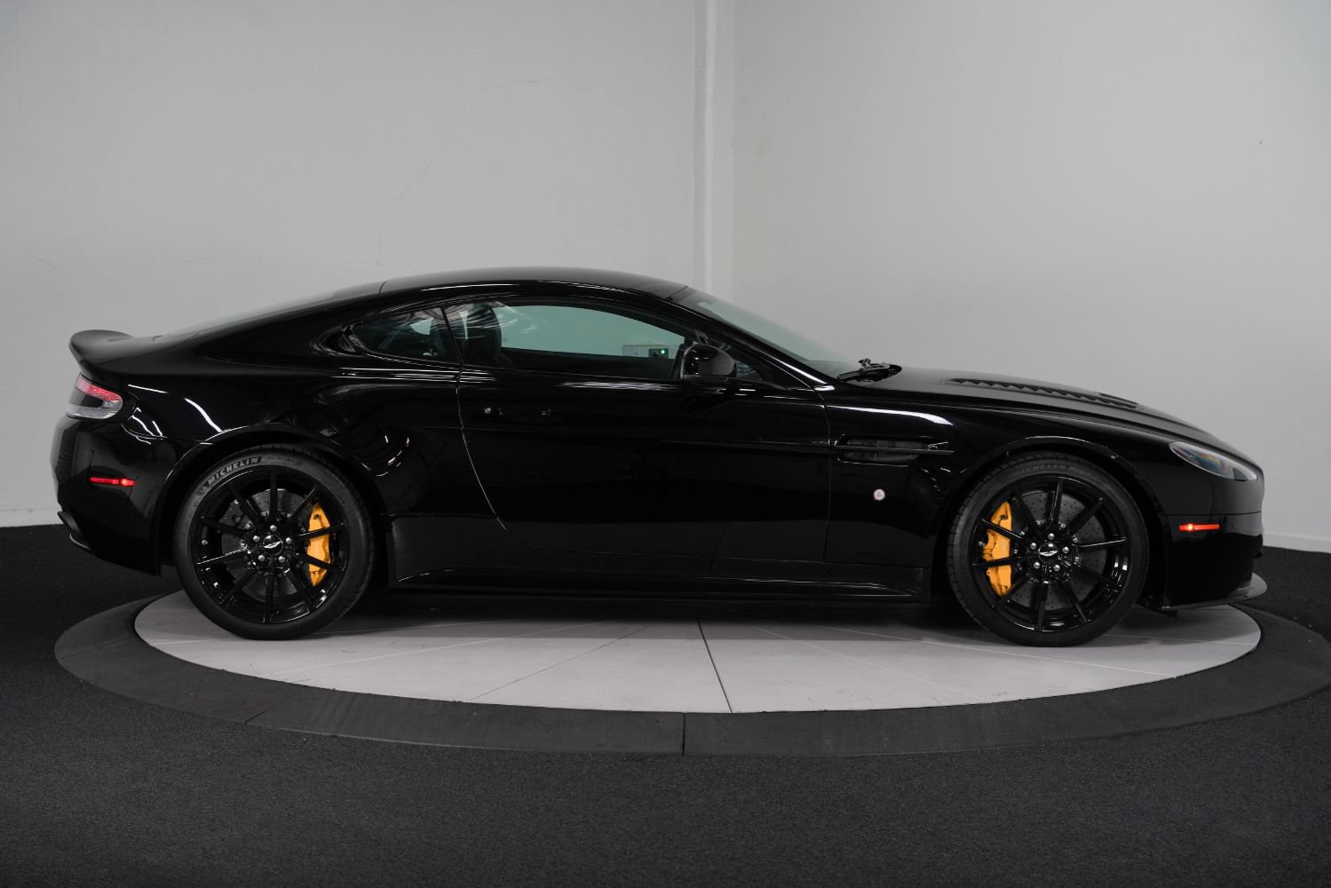 Used 2017 Aston Martin V12 Vantage S RWD image 8
