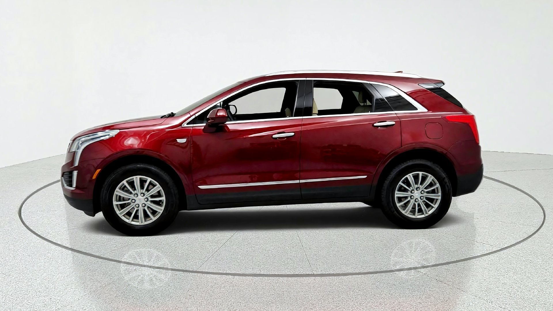 Used 2018 Cadillac XT5 Luxury w/ Driver Awareness Package FWD image 2