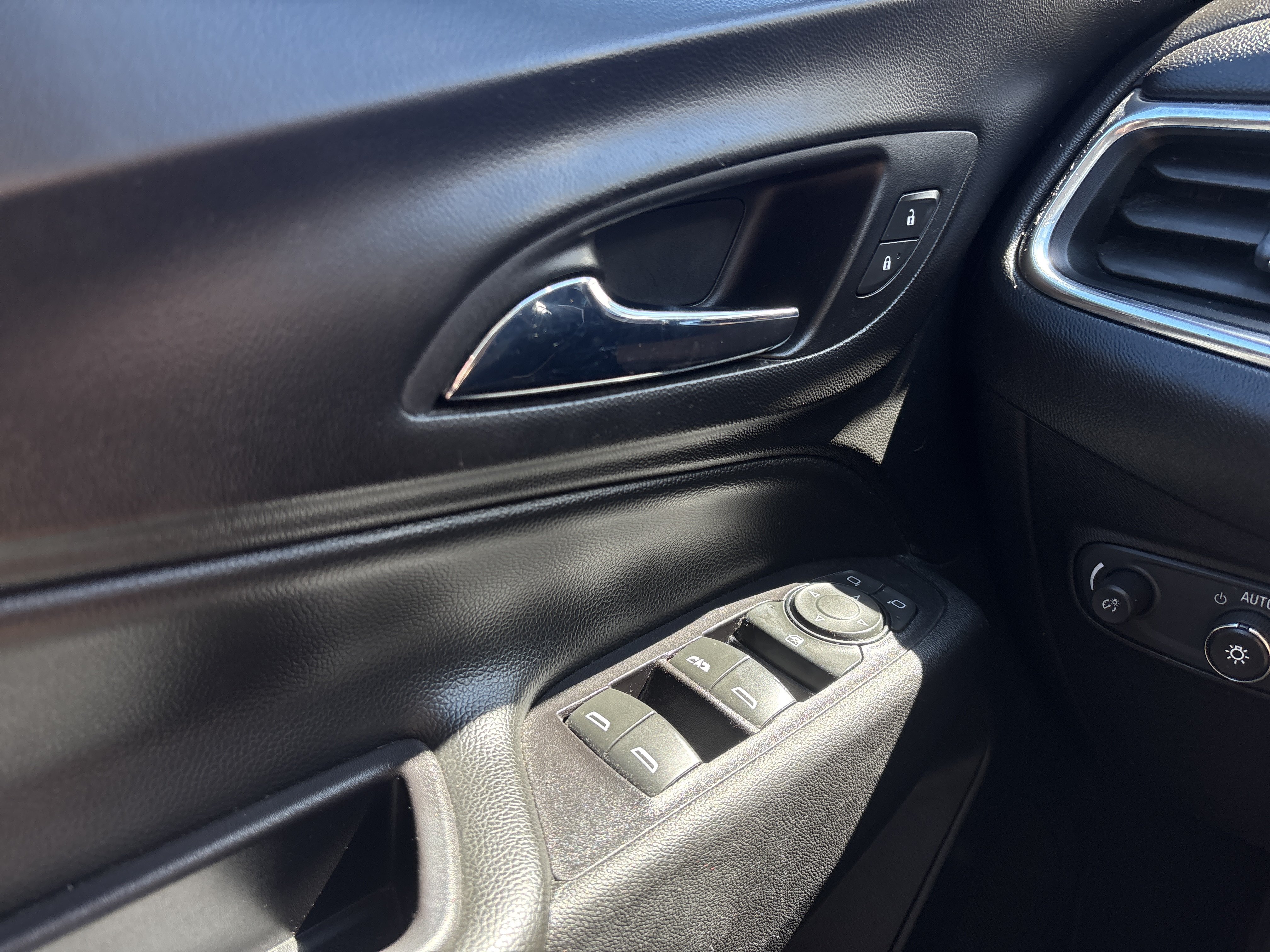 Used 2020 Chevrolet Equinox LT FWD image 27