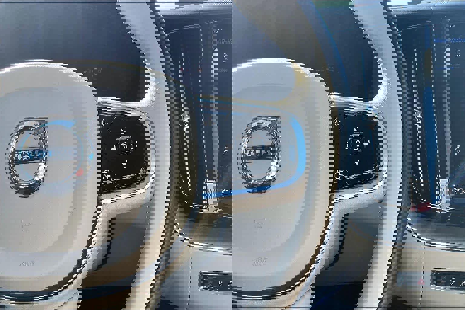 Used 2023 Volvo XC60 T8 Plus w/ Protection Package Premier image 22