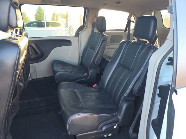 Used 2015 Chrysler Town & Country Touring FWD image 9