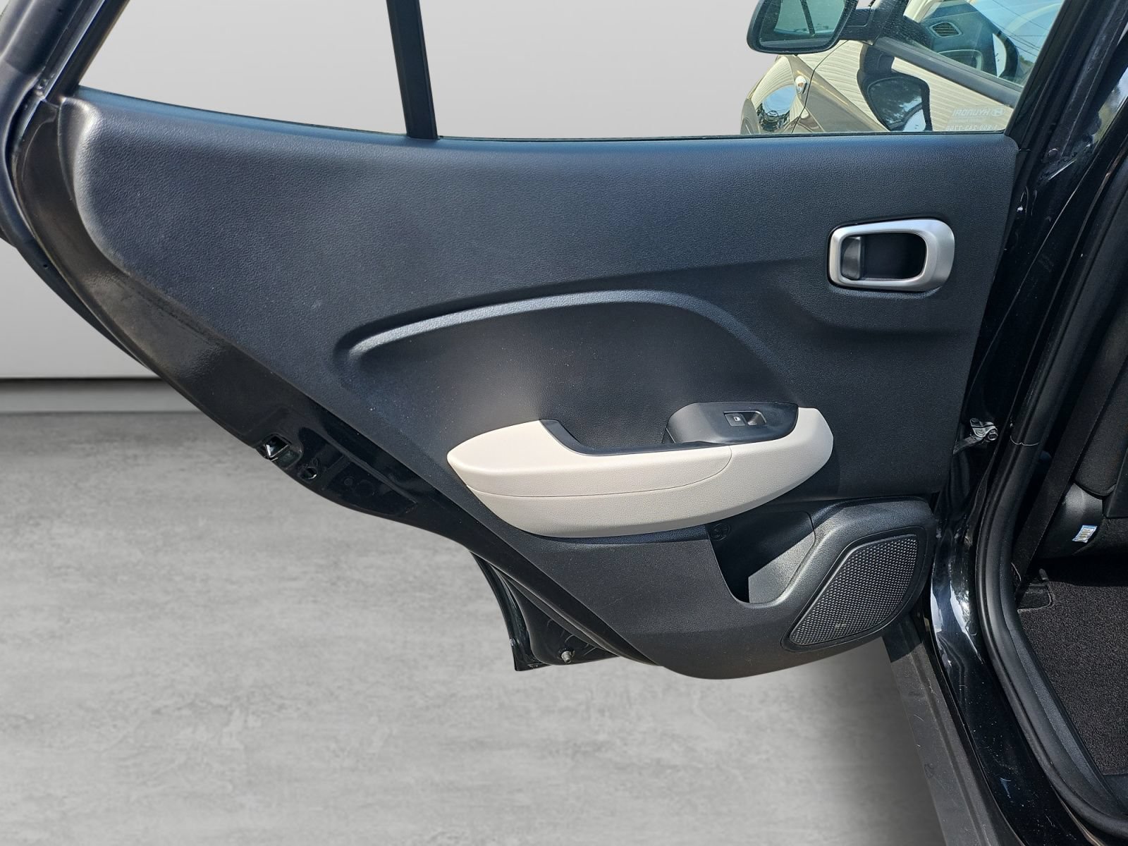 Used 2022 Hyundai Venue SEL FWD image 35