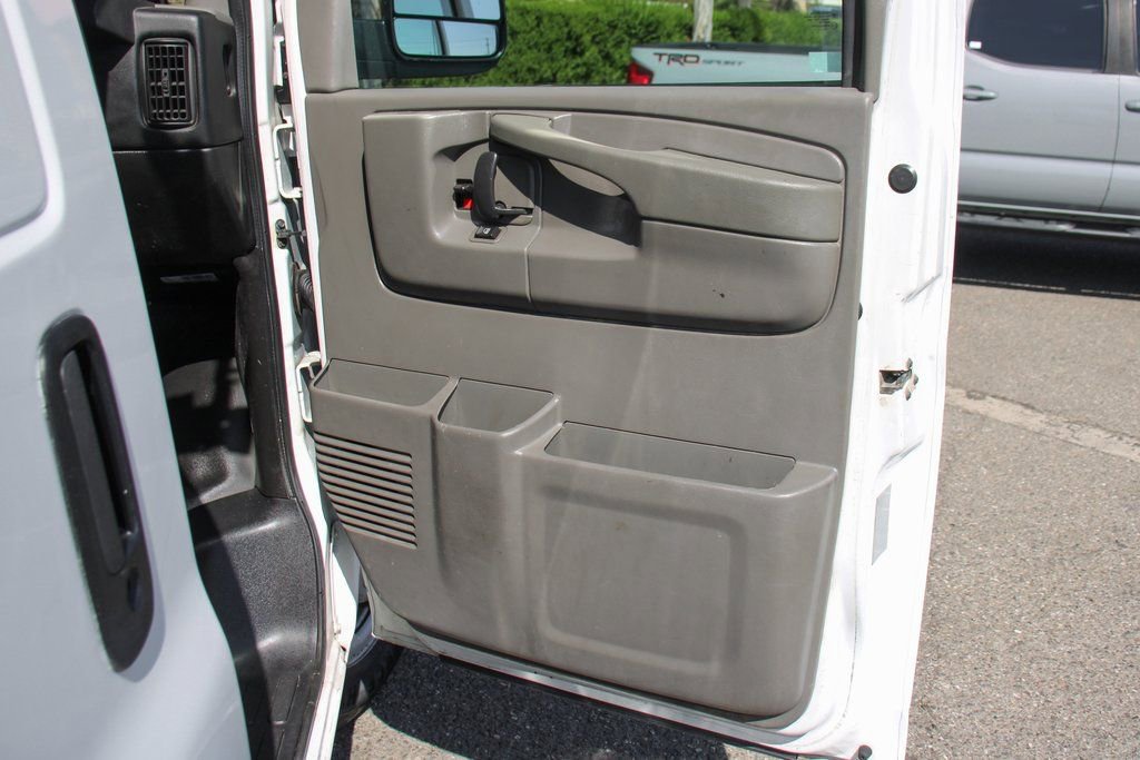 Used 2014 Chevrolet Express 2500 image 32