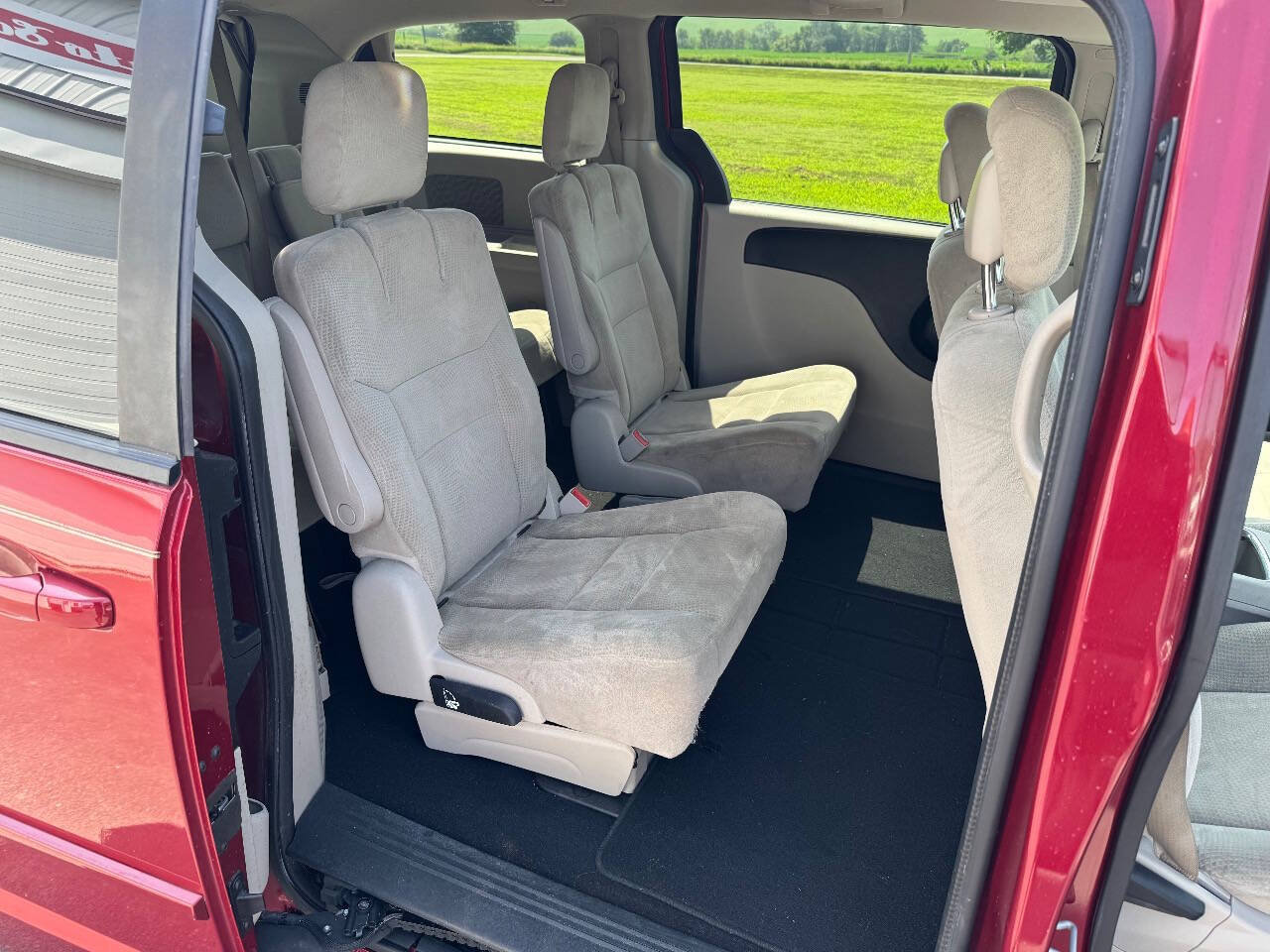 Used 2016 Dodge Grand Caravan SXT FWD image 11