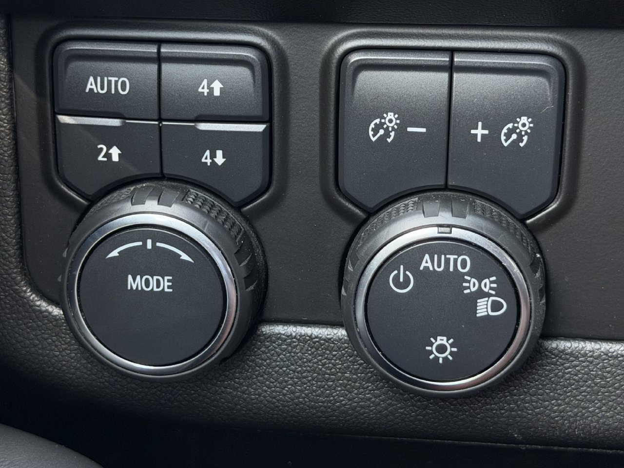 Used 2023 Chevrolet Suburban Premier AWD/4WD image 21