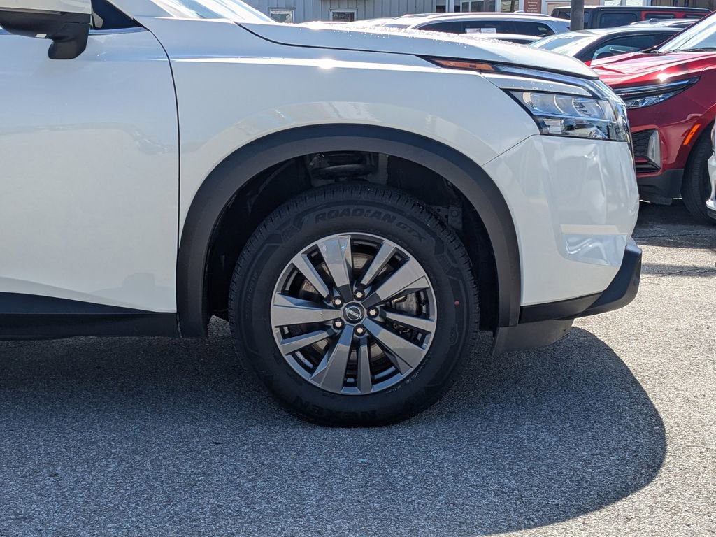 Used 2024 Nissan Pathfinder SV image 11
