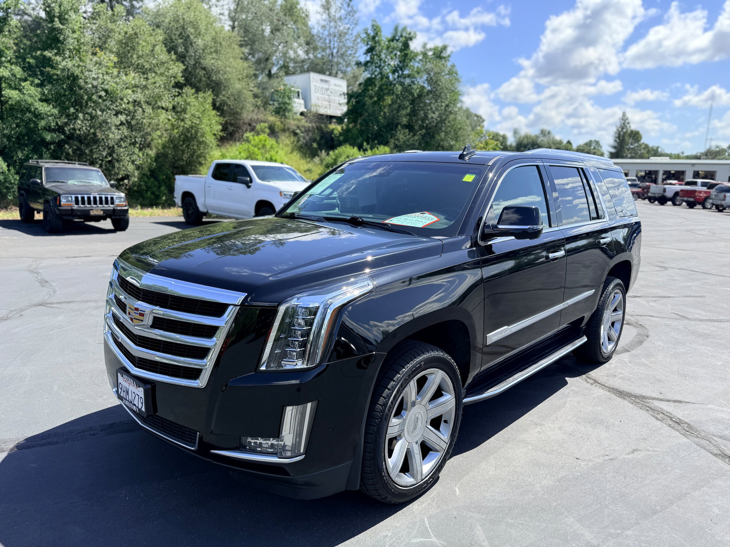 Used 2019 Cadillac Escalade Luxury AWD/4WD image 3