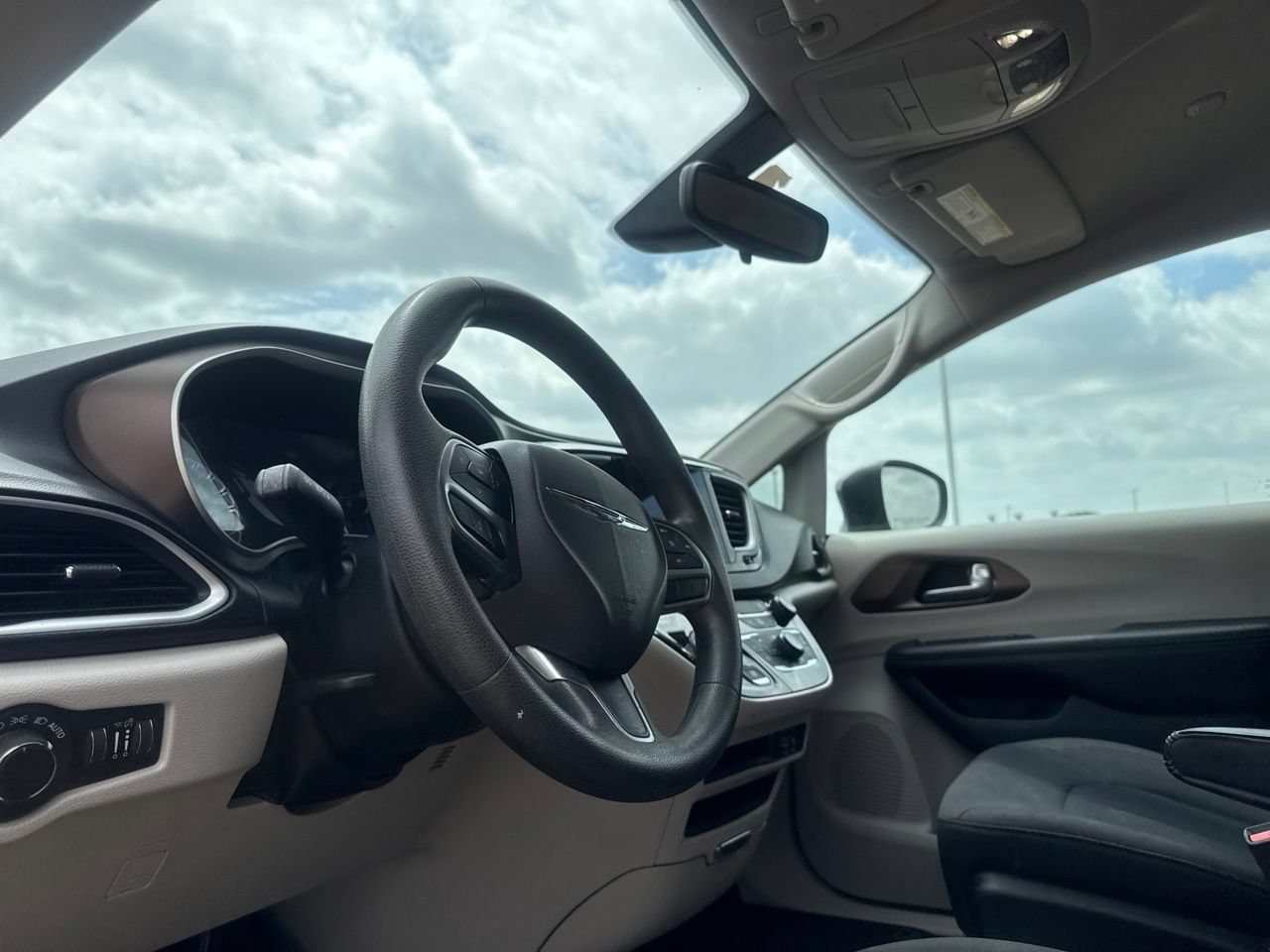 Used 2017 Chrysler Pacifica Touring FWD image 36