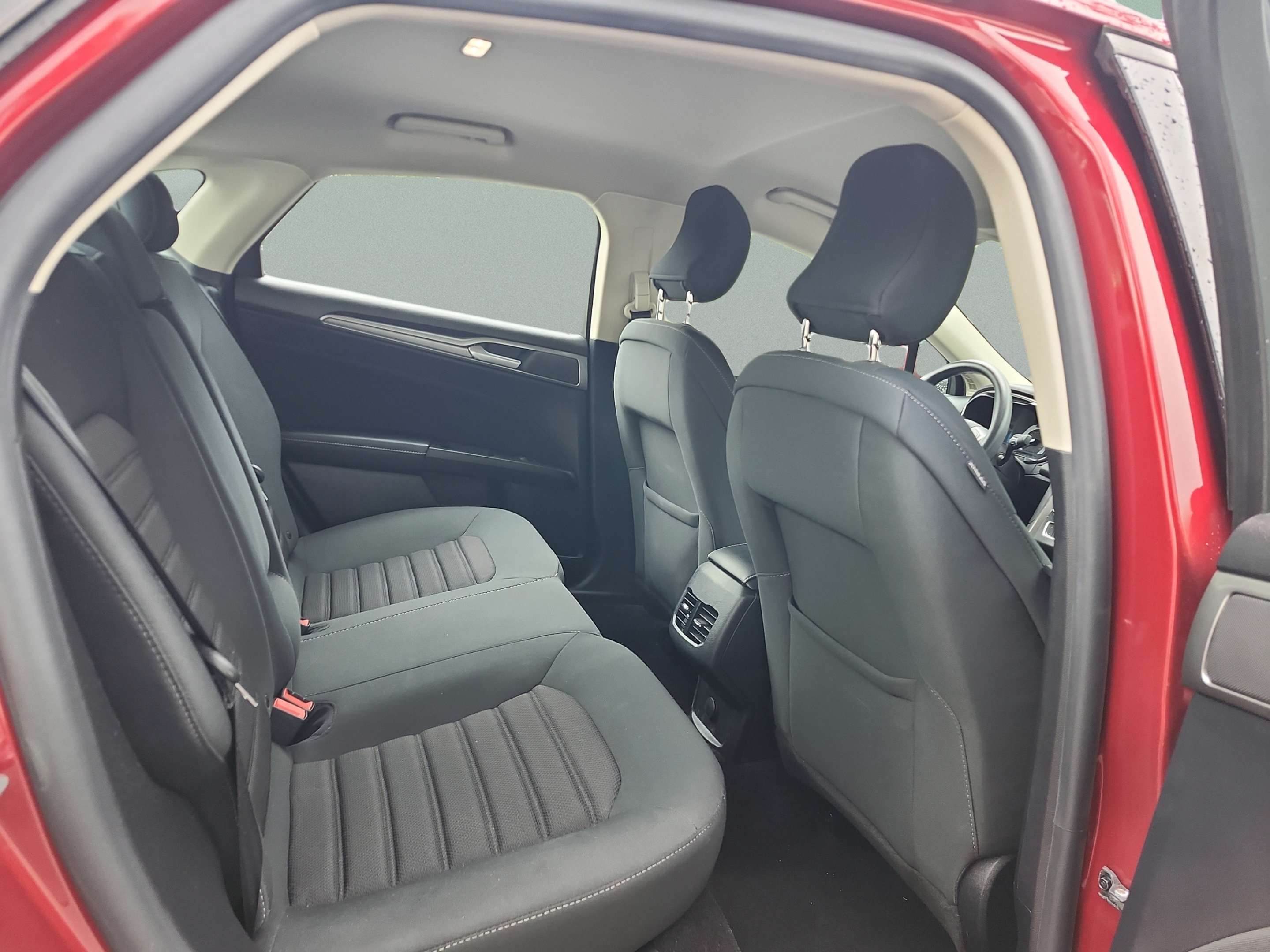 Used 2019 Ford Fusion SE FWD image 18