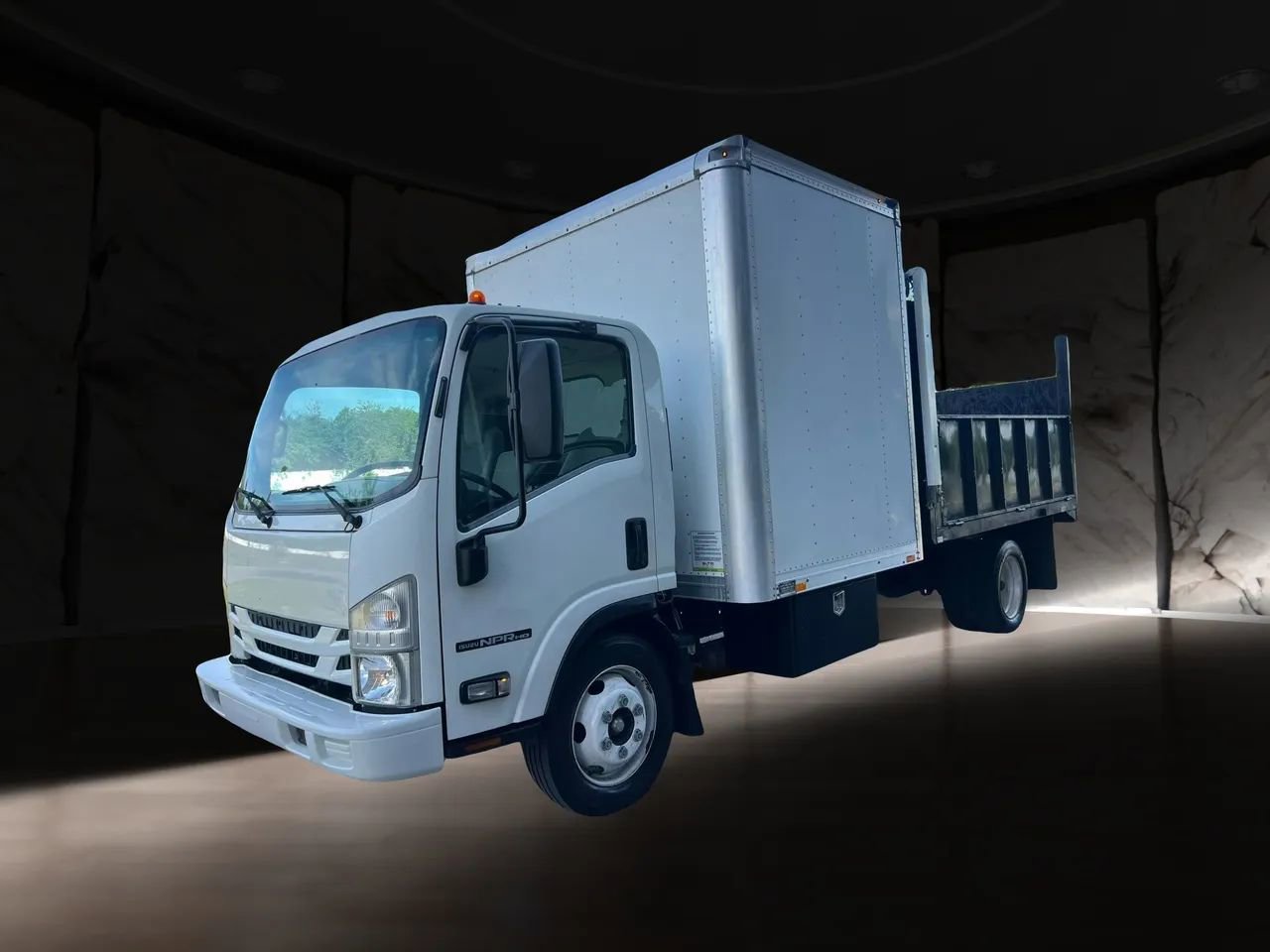 Used 2019 Isuzu NPR RWD image 3