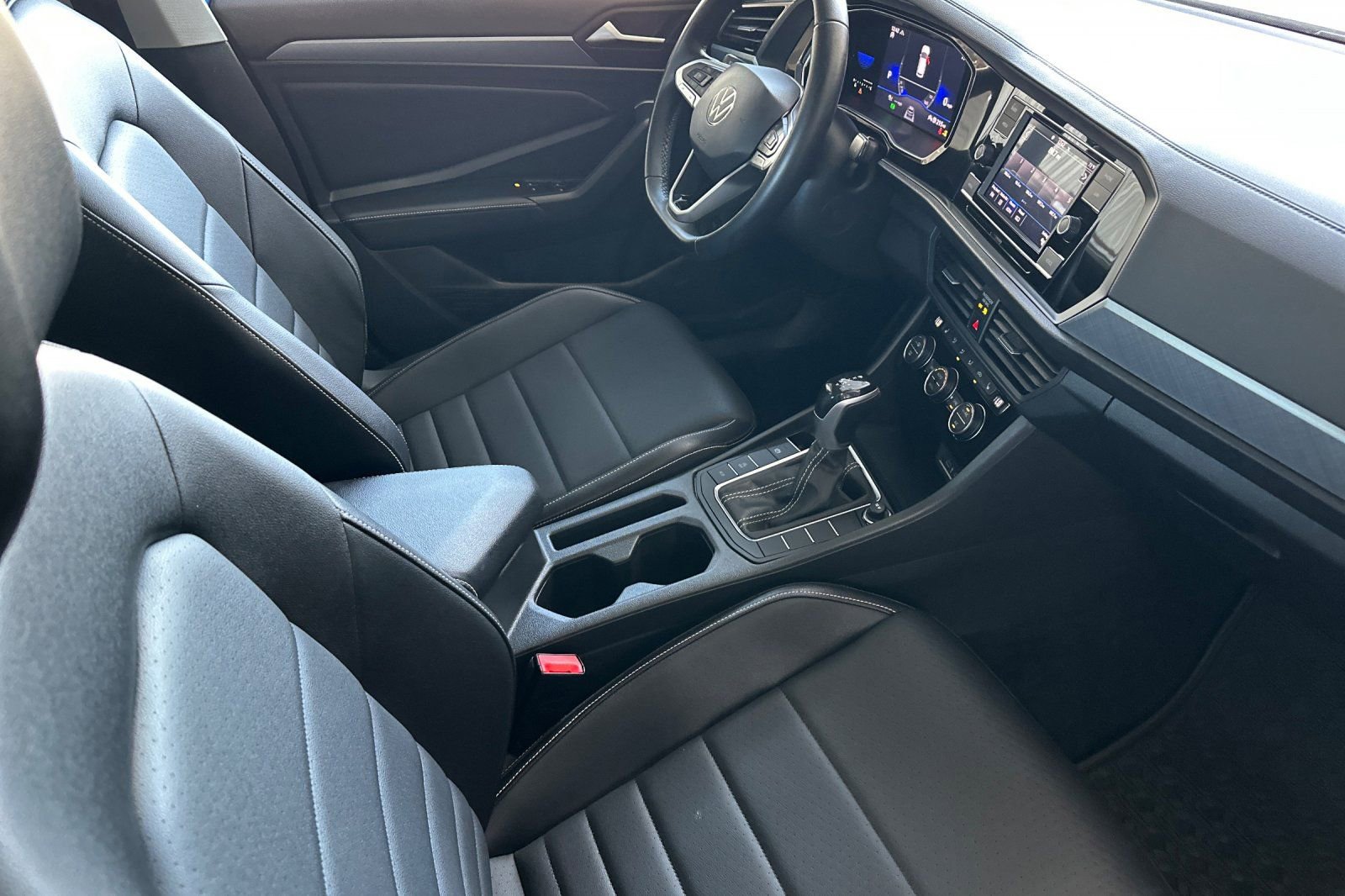 Used 2022 Volkswagen Jetta SE image 16