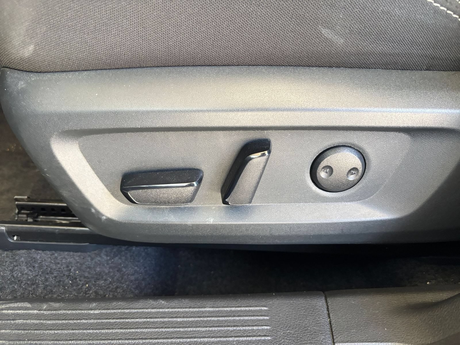 Used 2025 Nissan Rogue SV FWD image 22