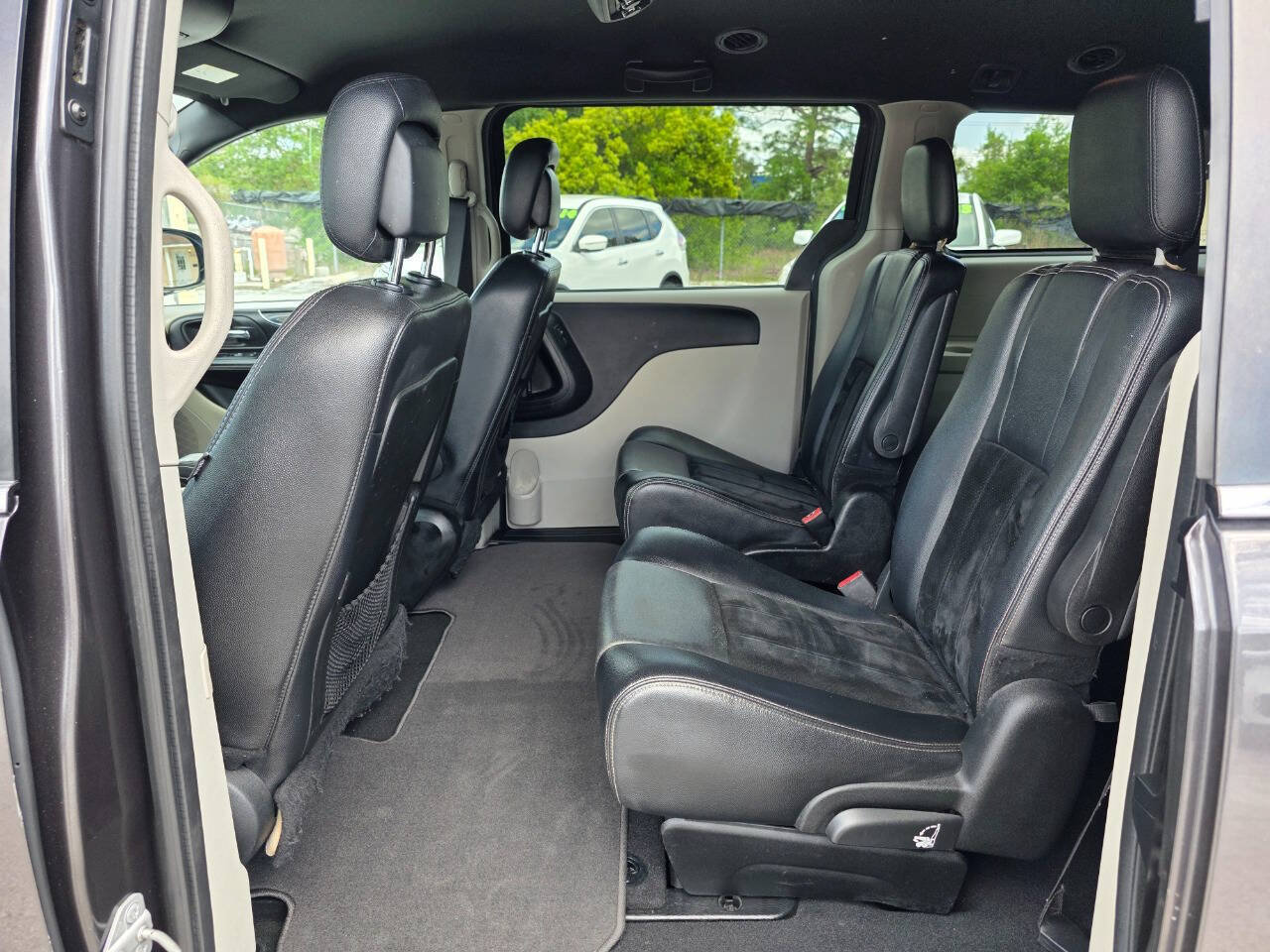 Used 2017 Dodge Grand Caravan SXT FWD image 9