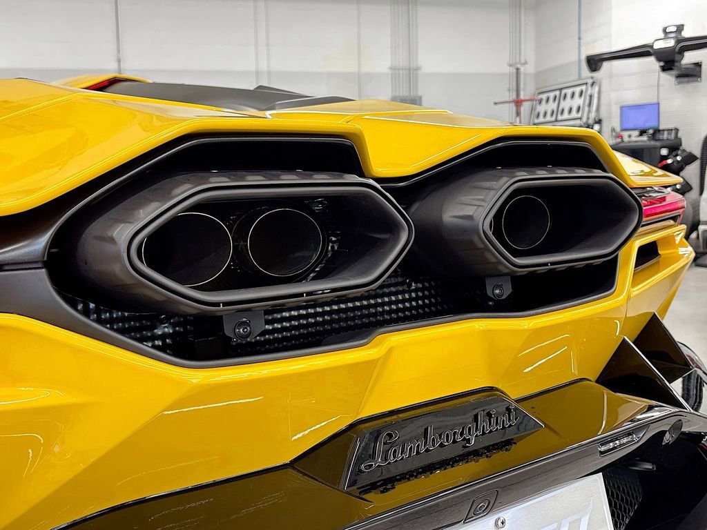 Used 2025 Lamborghini Revuelto image 25
