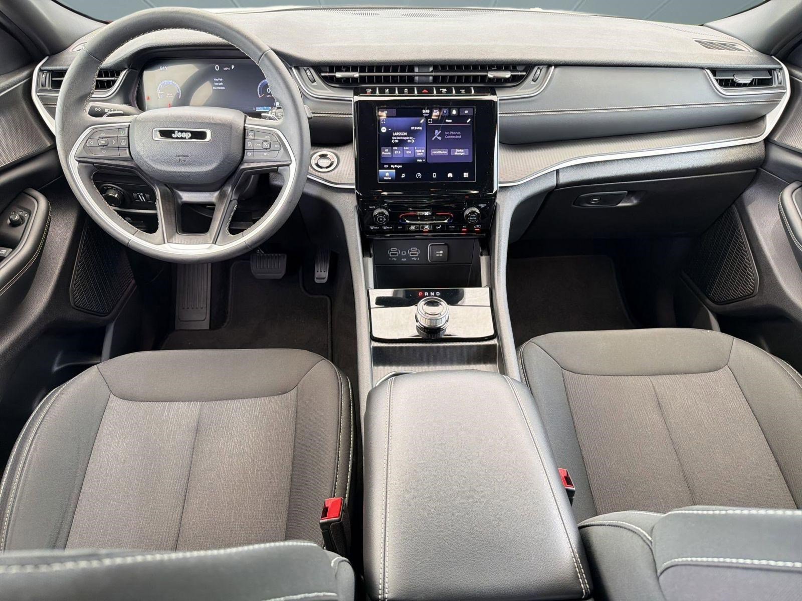 Used 2025 Jeep Grand Cherokee Laredo X RWD image 16