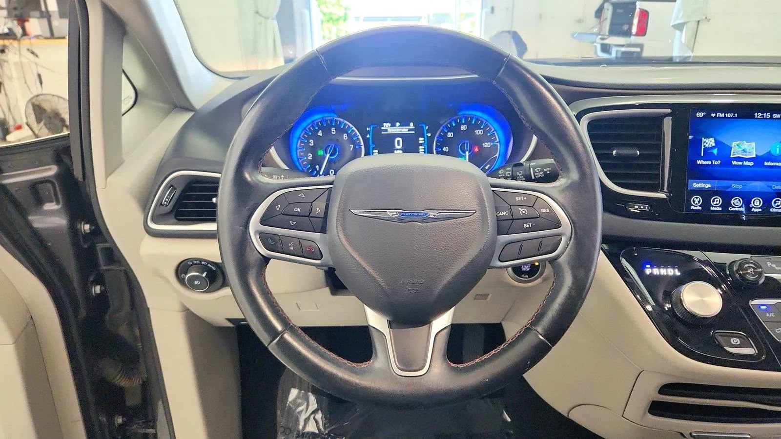 Used 2017 Chrysler Pacifica Touring-L FWD image 25