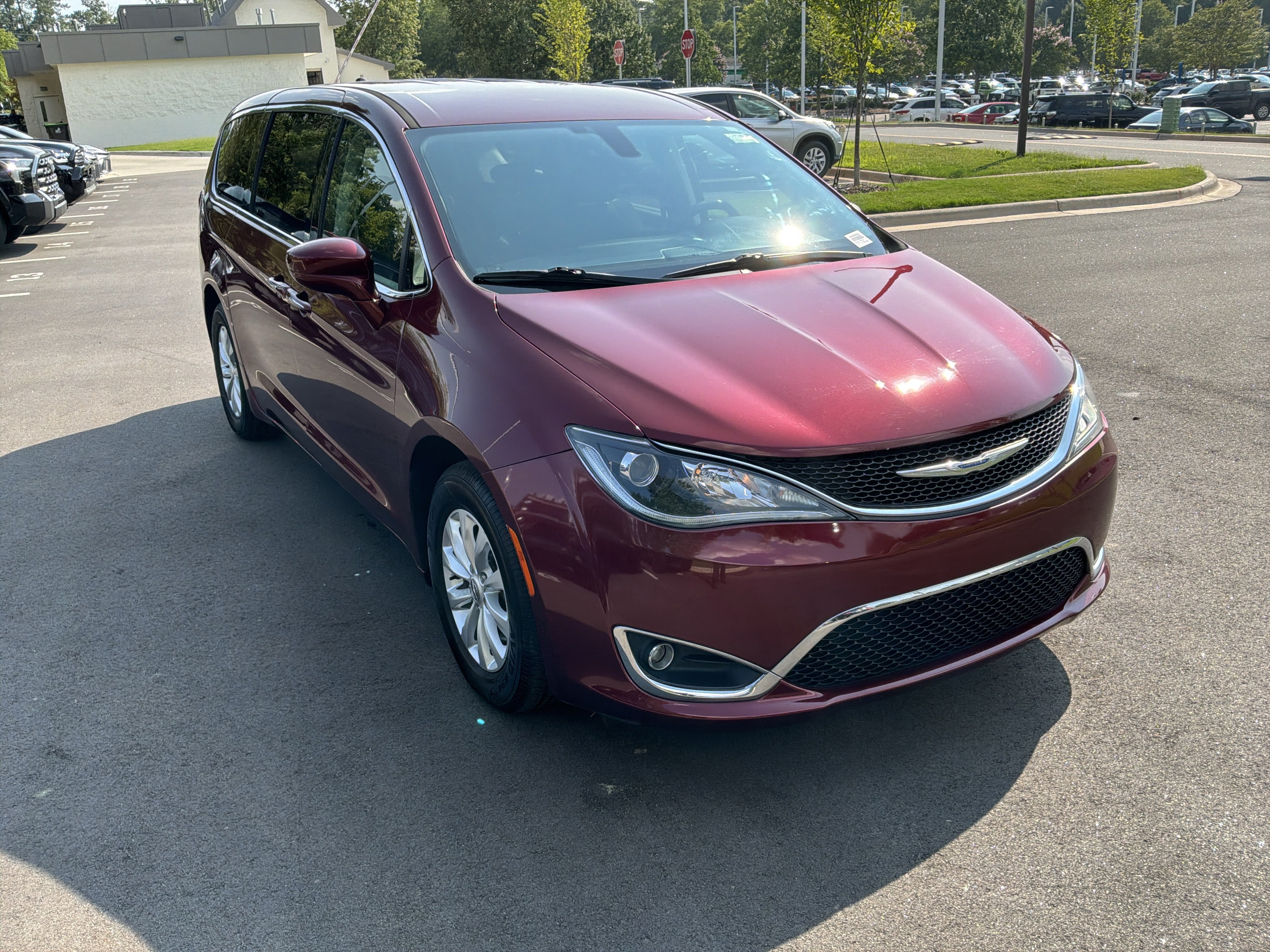 Used 2018 Chrysler Pacifica Touring Plus FWD image 2