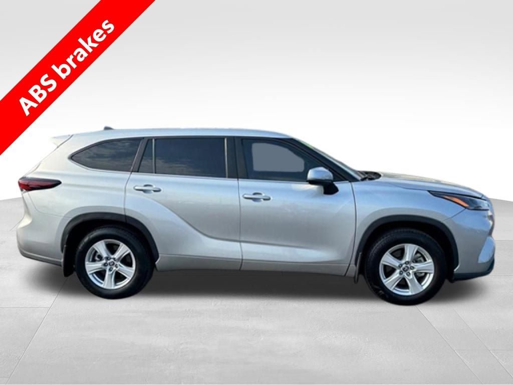 Used 2024 Toyota Highlander LE AWD/4WD image 8