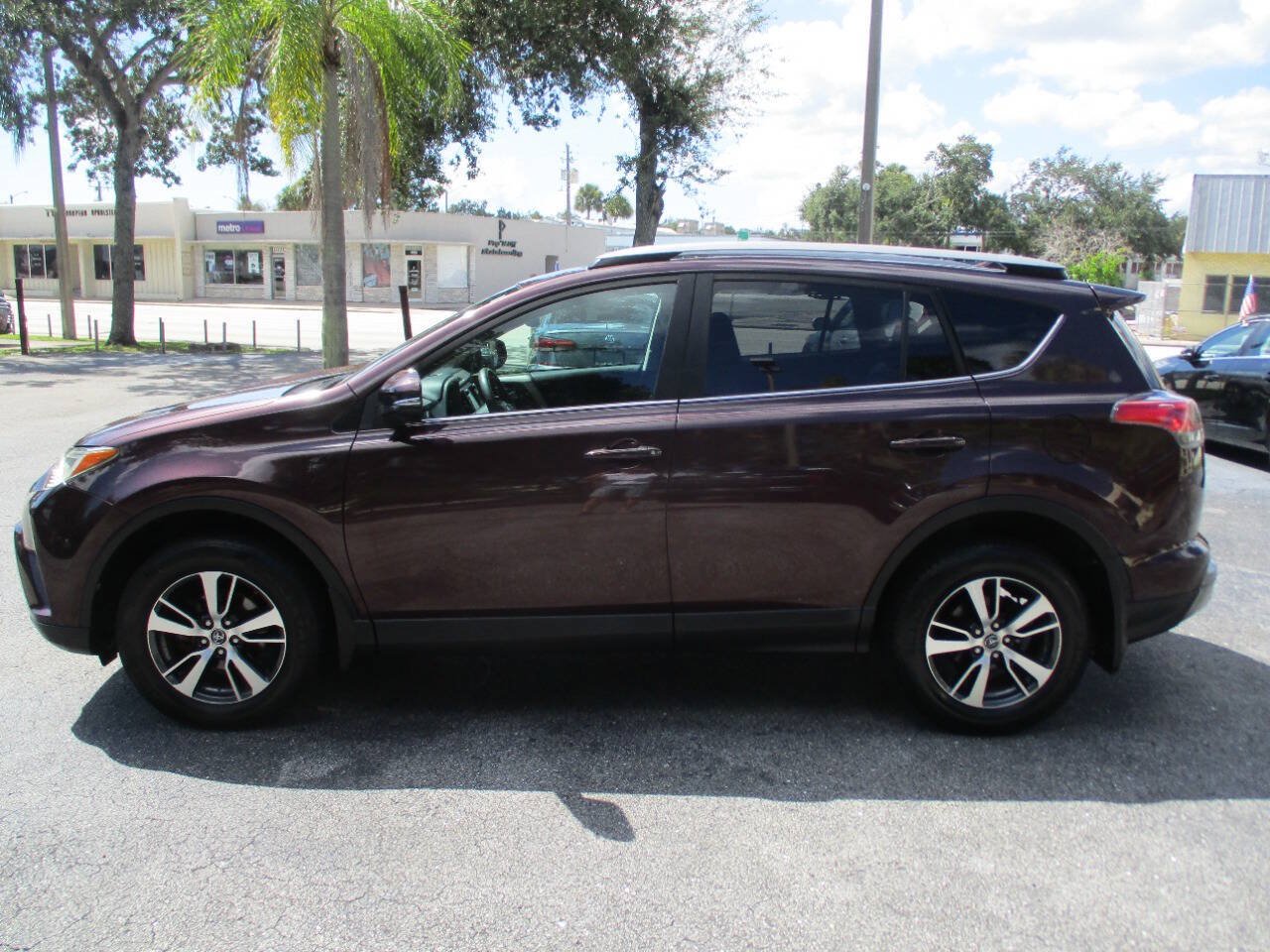 Used 2017 Toyota RAV4 XLE AWD/4WD image 5