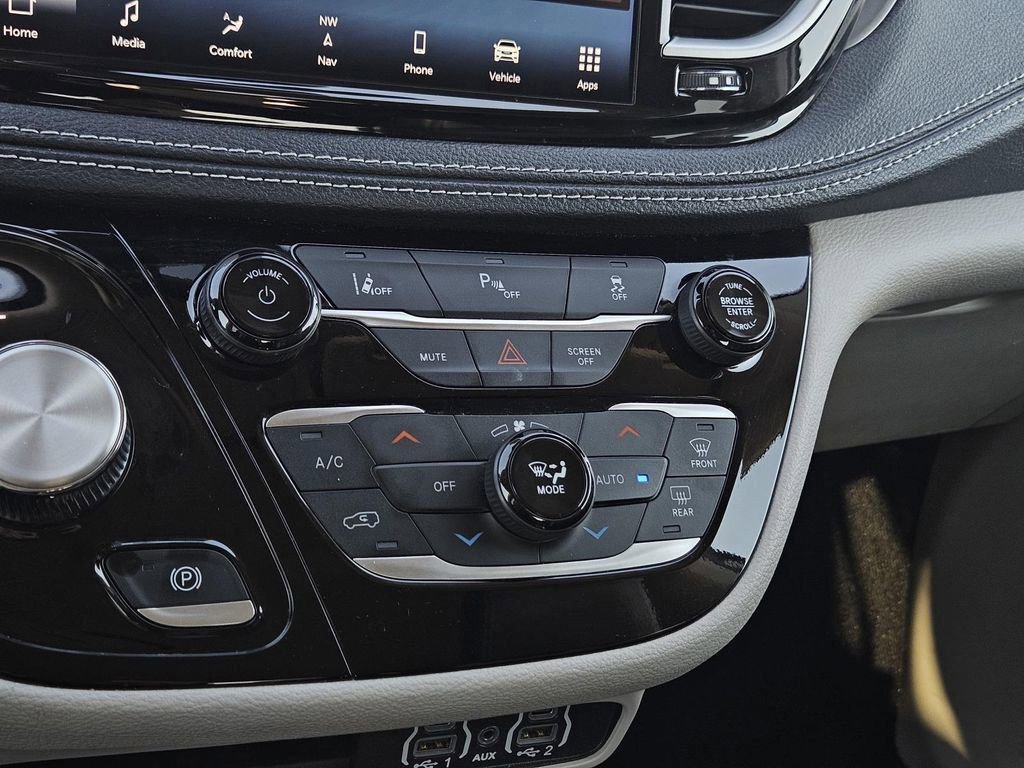 Used 2024 Chrysler Pacifica Select image 21