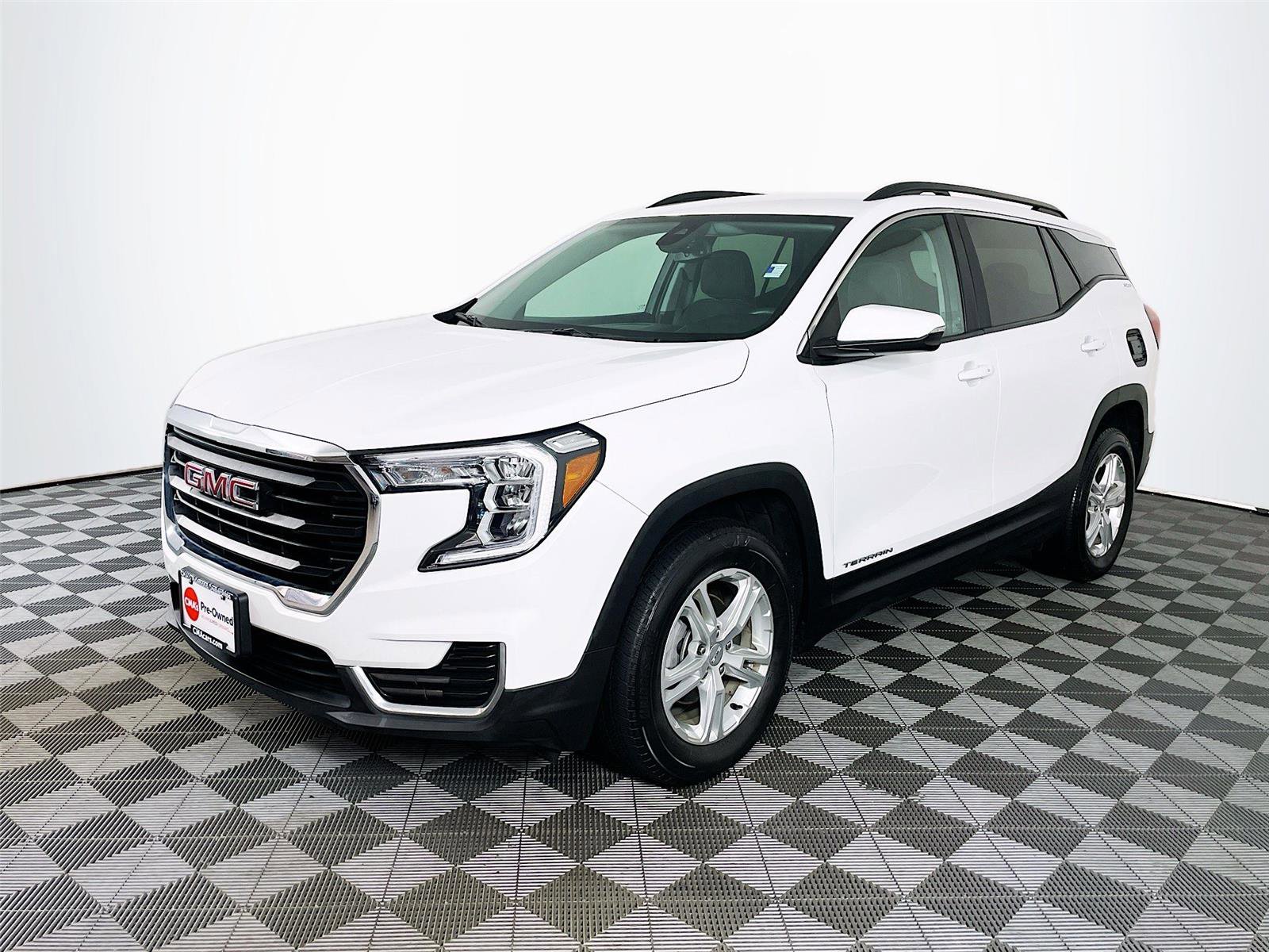 Used 2023 GMC Terrain SLE w/ Driver Convenience Package image 3