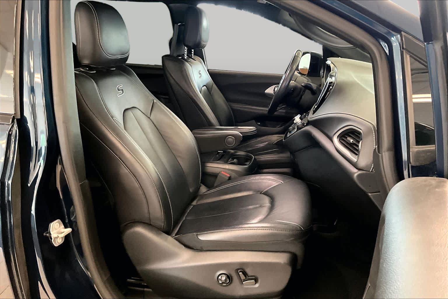 Used 2022 Chrysler Pacifica Touring-L w/ Uconnect Theater Family Group FWD image 8