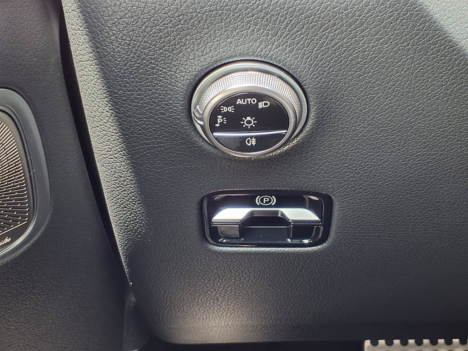 Used 2025 Mercedes-Benz GLC 350e 4MATIC image 12