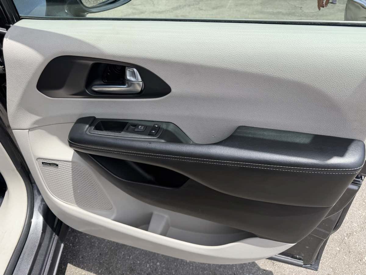 Used 2017 Chrysler Pacifica Touring-L w/ Tire & Wheel Group FWD image 16