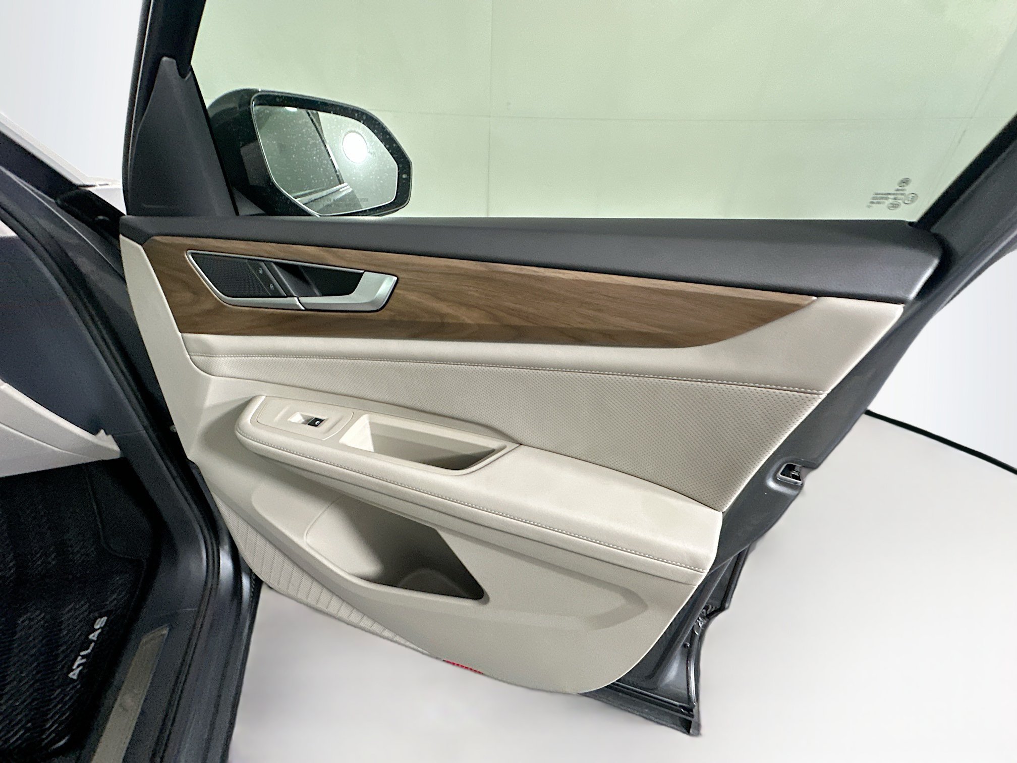 Used 2024 Volkswagen Atlas SE w/ Panoramic Sunroof Package FWD image 35