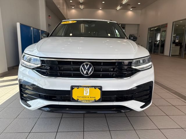 Used 2024 Volkswagen Tiguan SE R-Line AWD/4WD image 2