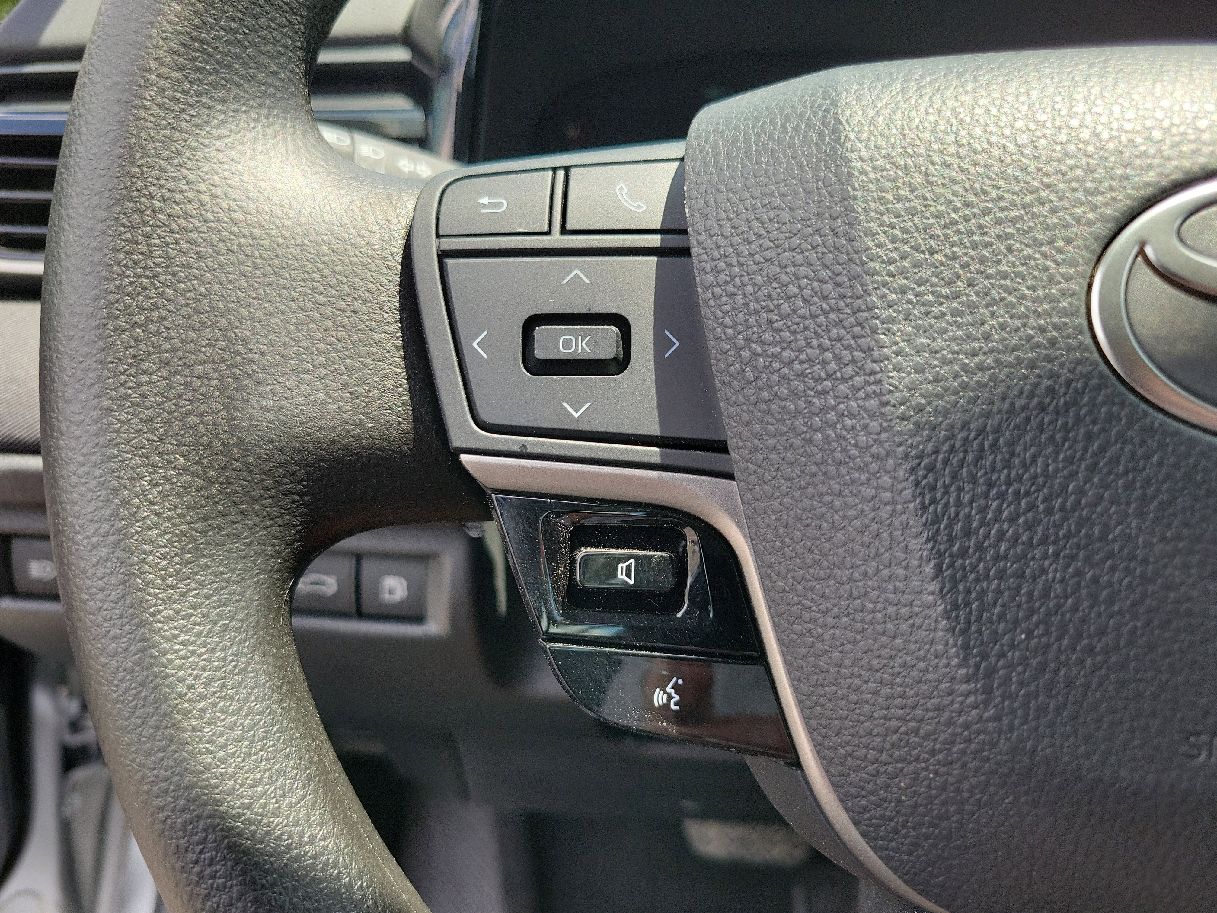 Used 2025 Toyota Camry LE image 10