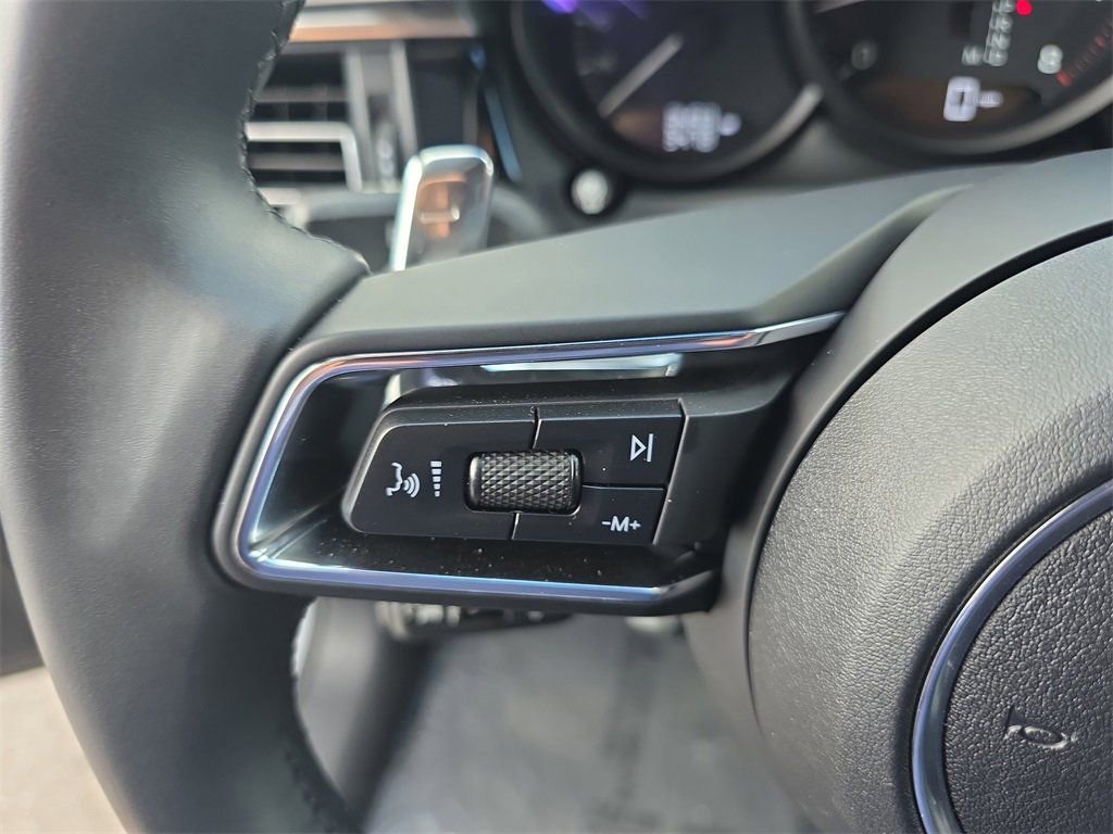Certified 2025 Porsche Macan image 33