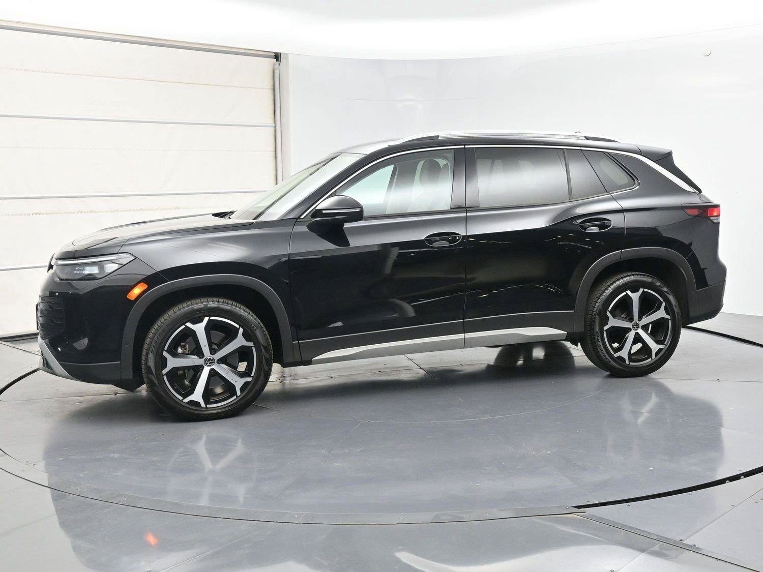 Used 2025 Volkswagen Tiguan SE AWD/4WD image 23