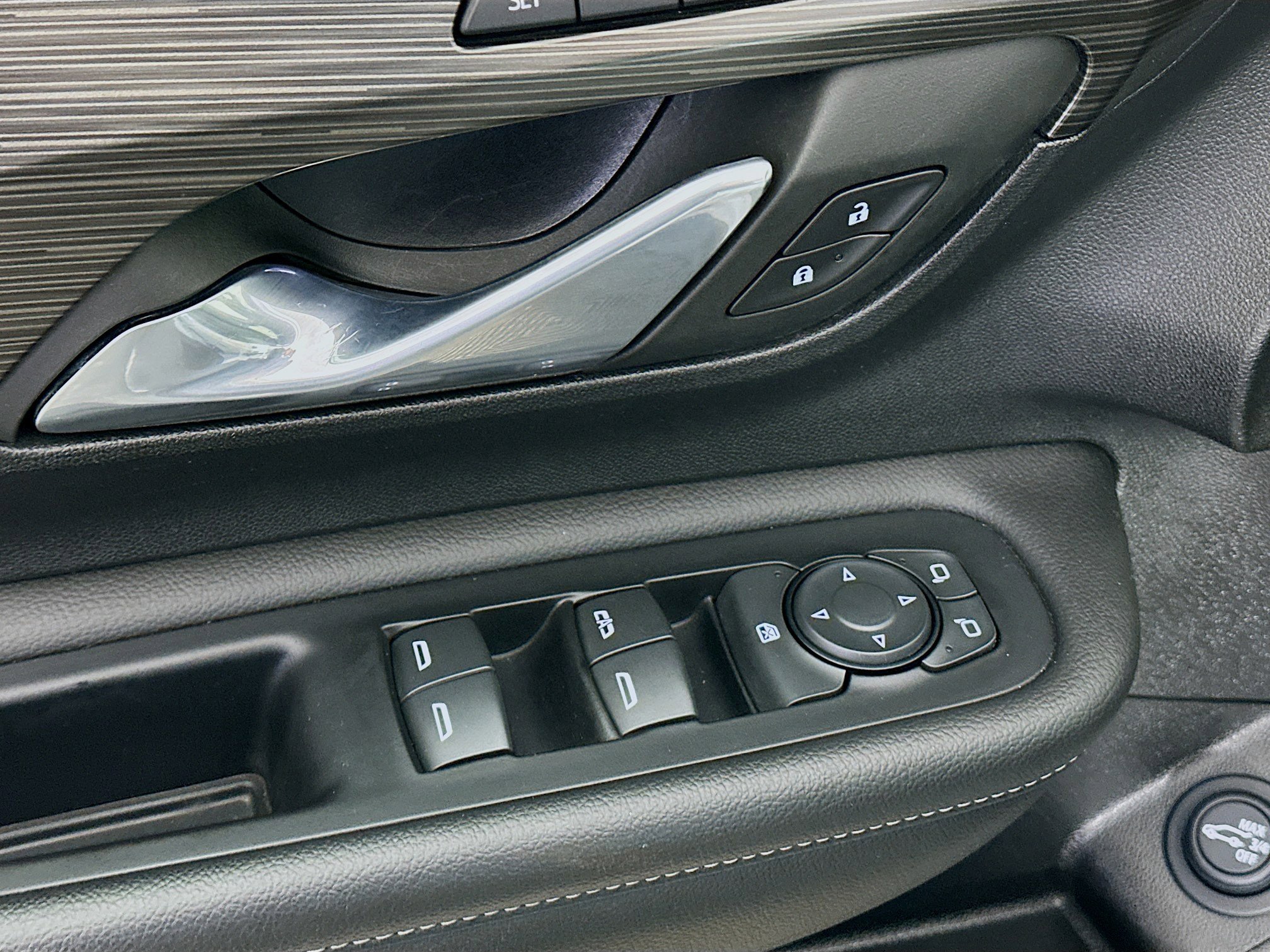 Used 2023 GMC Terrain SLT image 15