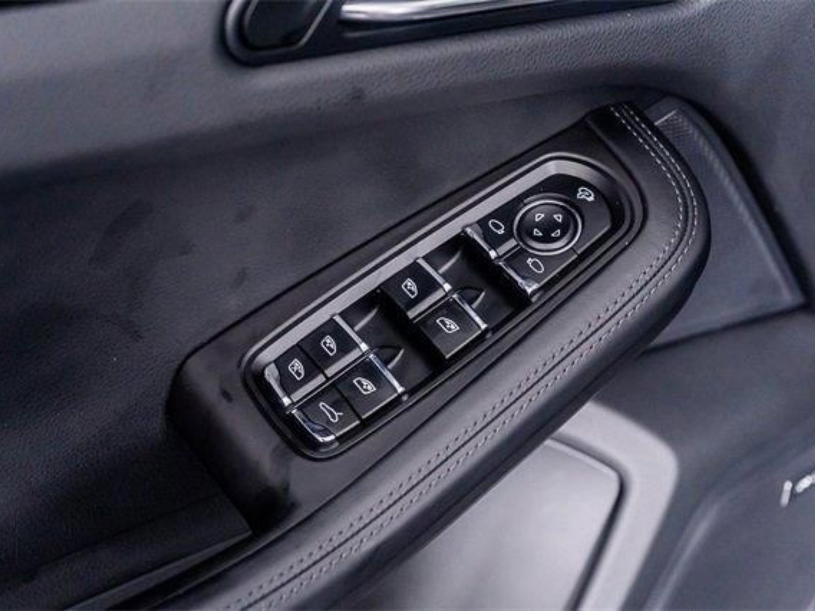 Used 2025 Porsche Macan Turbo AWD/4WD image 38
