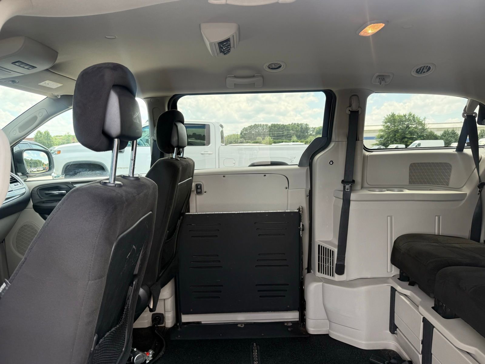 Used 2013 Dodge Grand Caravan SXT image 25