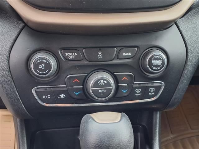 Used 2016 Jeep Cherokee Latitude w/ Comfort/Convenience Group FWD image 16