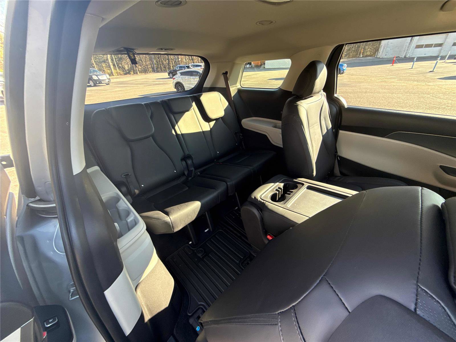 Used 2023 Kia Carnival LX image 27